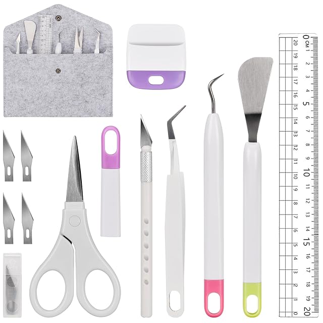 Weeding set laid out: felt pouch, scraper, 20 cm ruler, scissors, craft knife with cap and spare blades, tweezers, hook and spatula